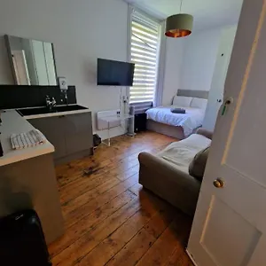 4 Quiet Compact Studio With Garden View - Best Location - Comfortable - Quiet Apartment Brighton